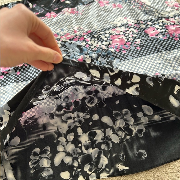 Rare BCBG maxazria Black White Pink Floral Silky Poncho Top Women’s Medium - Picture 5 of 7